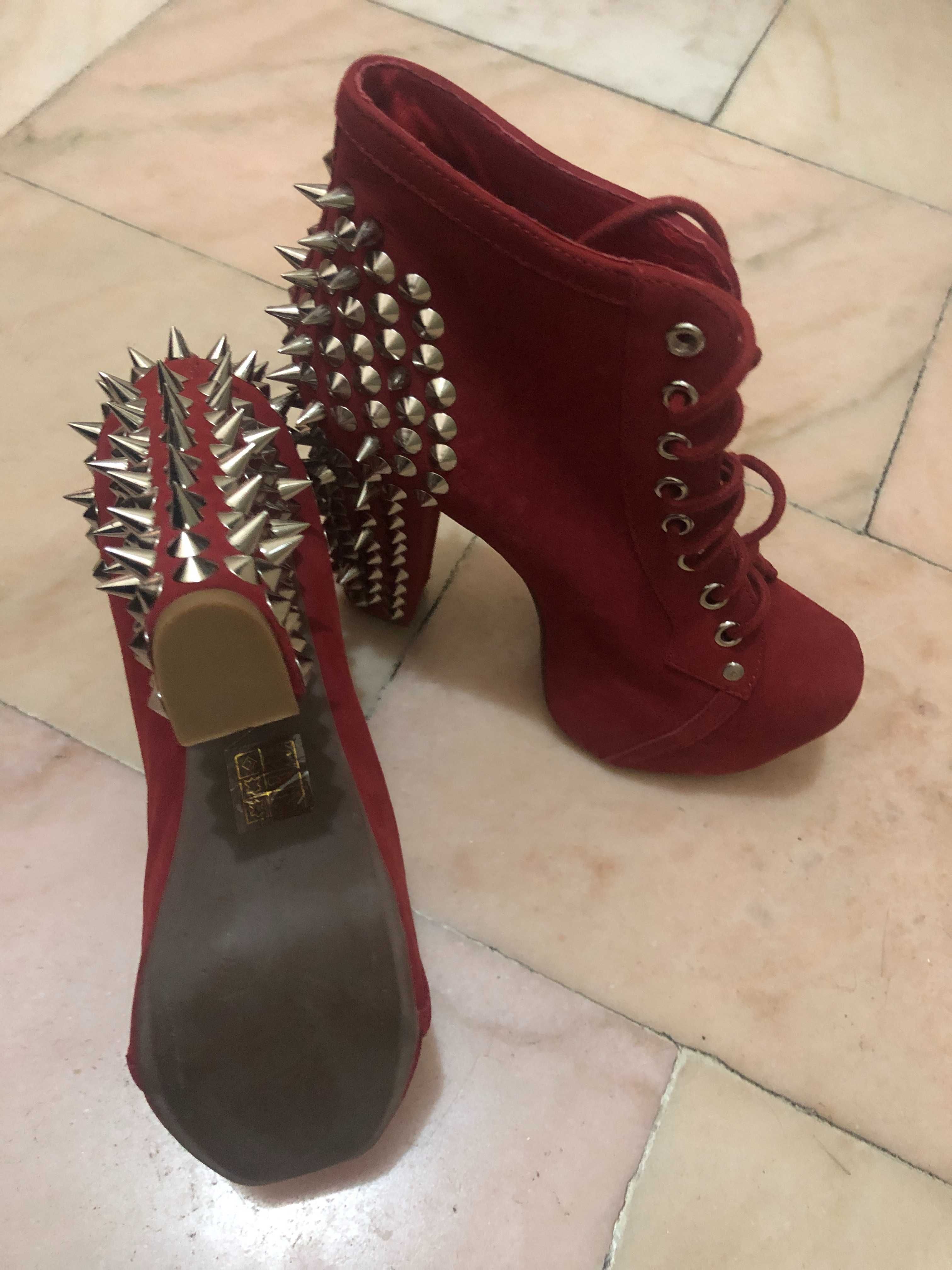 Botas em Pele com Espinhos Jeffrey Campbell