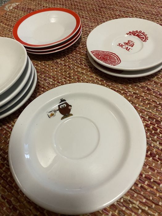 Pratos de chávenaz de café