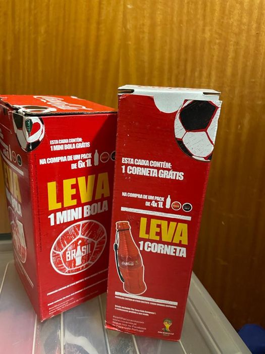 2 bolas da Coca Cola uma grande de futebol e uma pequena mundial Brasil em caixa novas