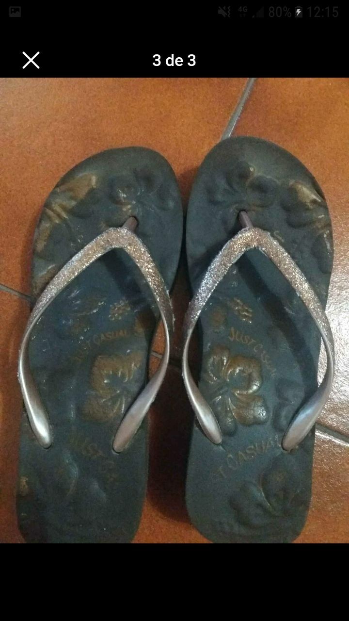 Chinelo de dedo de praia castanho com brilhantes