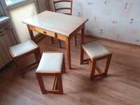 stół, taborety i krzesło