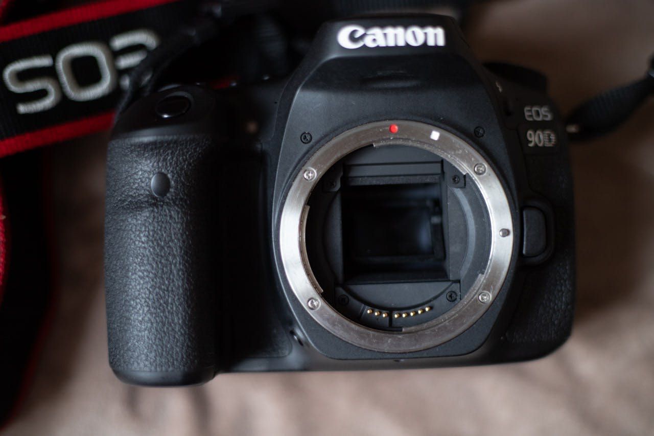 Цифрову камеру Canon 90D