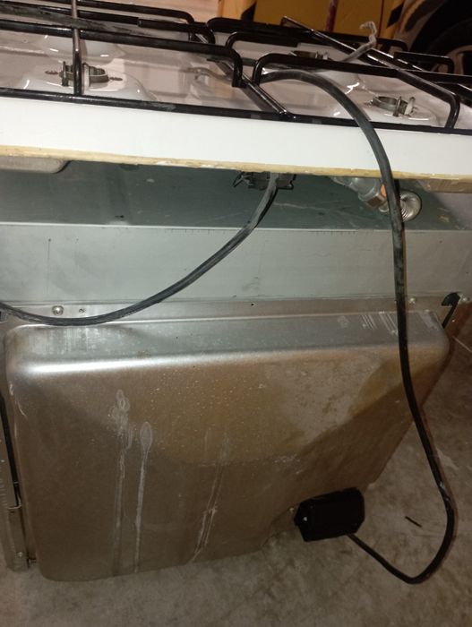 Placa a gás e forno elétrico Ariston. Sem os queimadores.