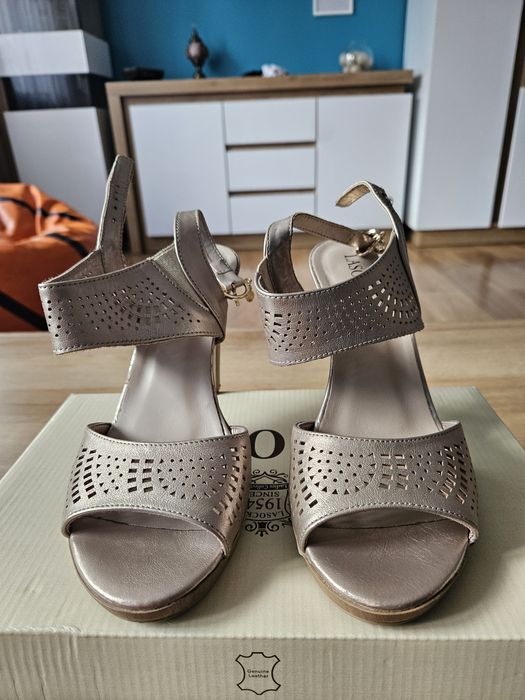 Sandały na słupku Lasocki Złote