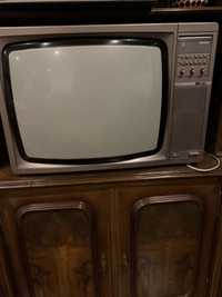 TV antiga a cores de 1984