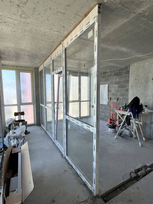 Металопластикова перегородка + двері REHAU.