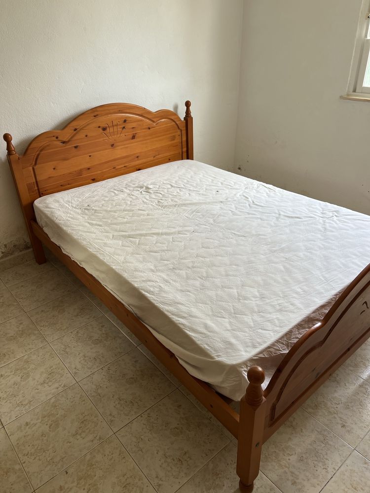 Cama de Casal em Madeira com Colchão – 190x140 cm