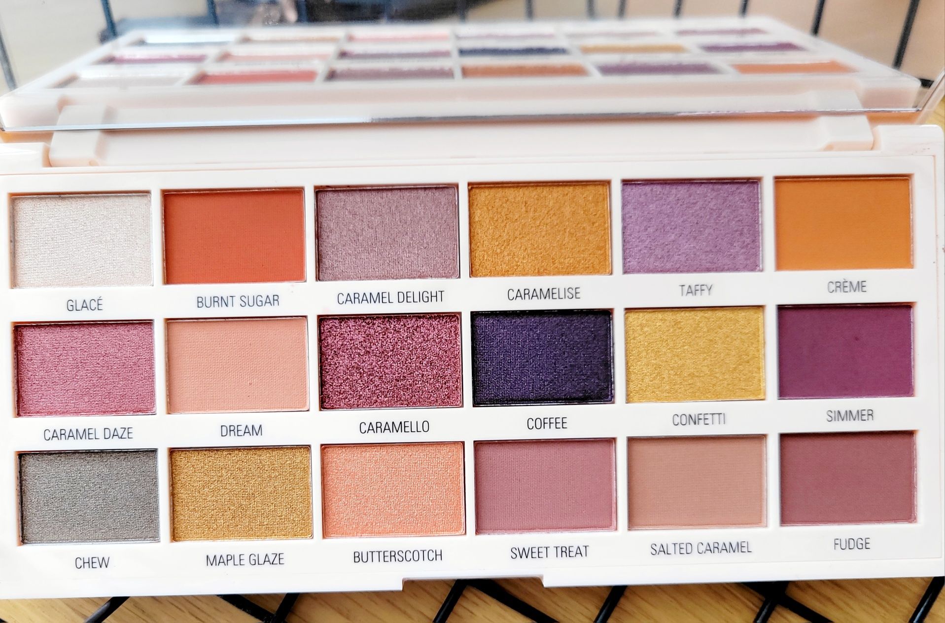 Paletka Revolution Caramel Nudes