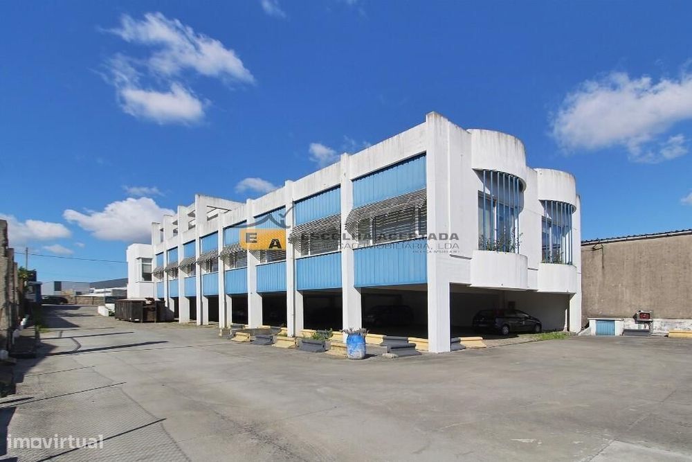 Escritório  com aparcamentos S. Mamede