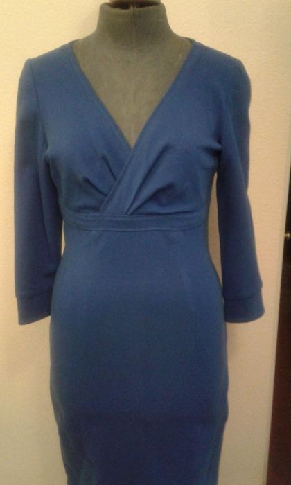 Продаю платье из плотного трикотажа цвета электрик.