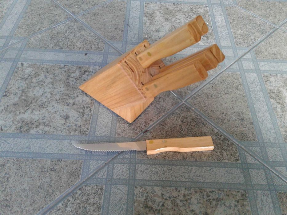 Conjunto de facas com suporte, NOVO!