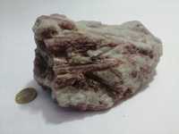 Naturalny kamień Rubellit lub Turmalin arbuzowy w formie surowych brył