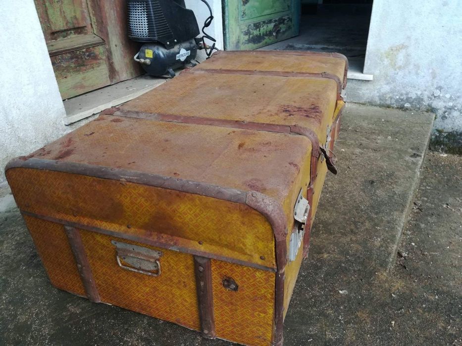 Arca folheada em chapa amarela