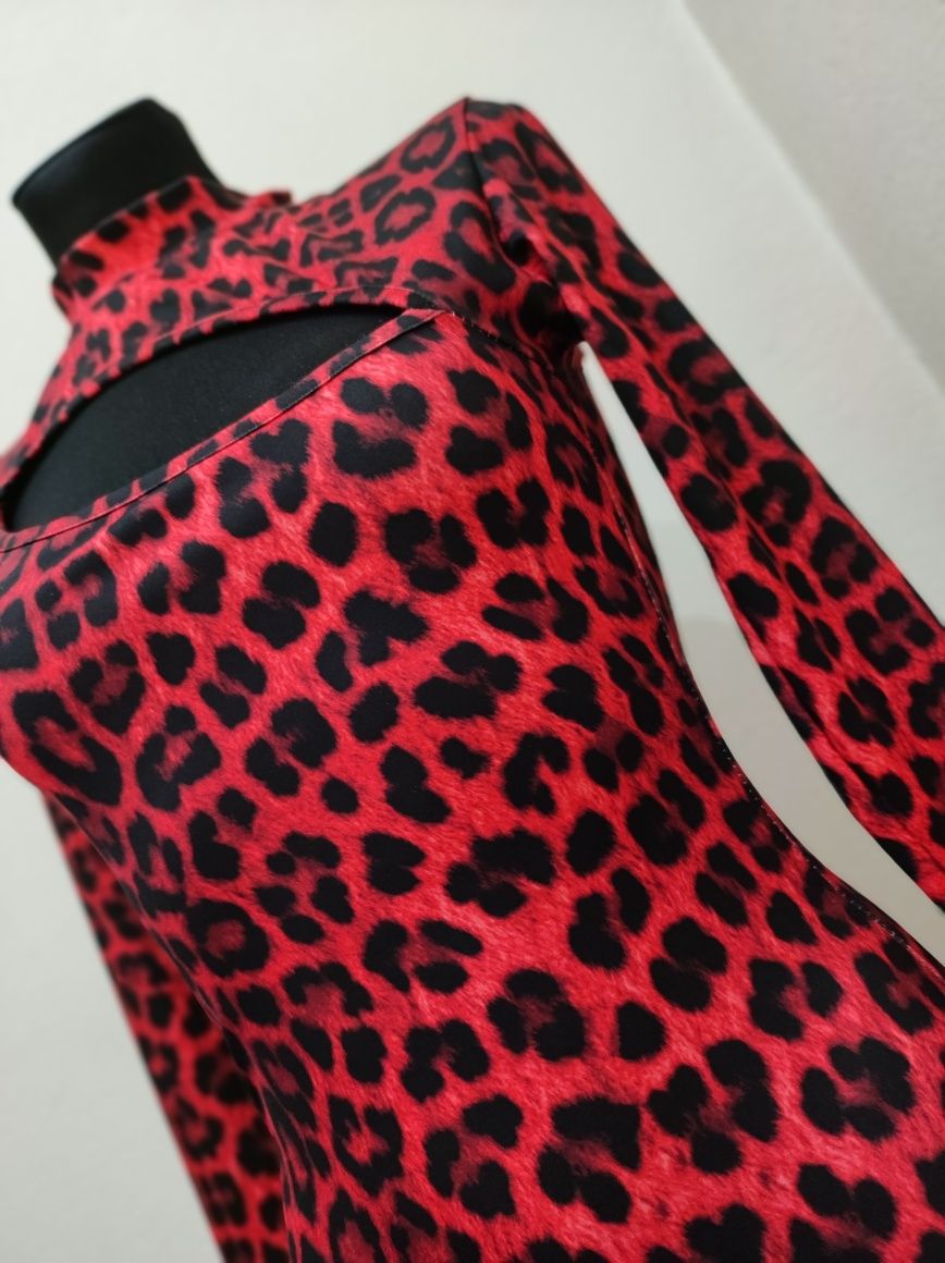 Sukienka mini panterka czerwona rozcięcie lycra sm