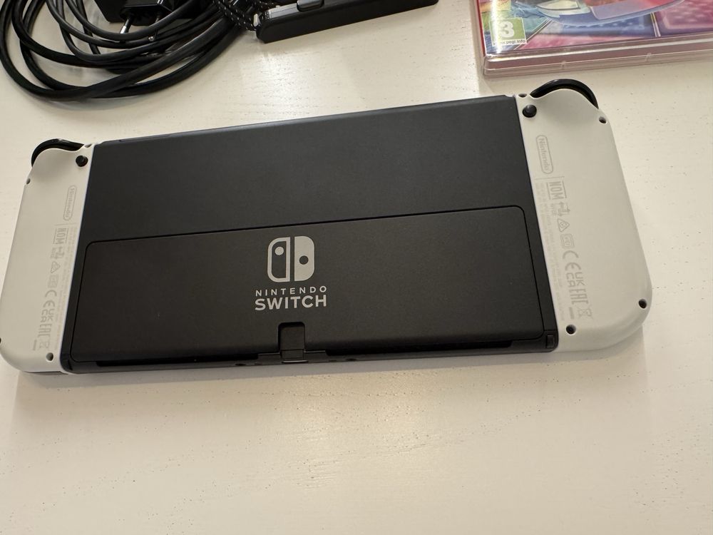 Nintendo Switch OLED - Zestaw w bardzo dobrym stanie
