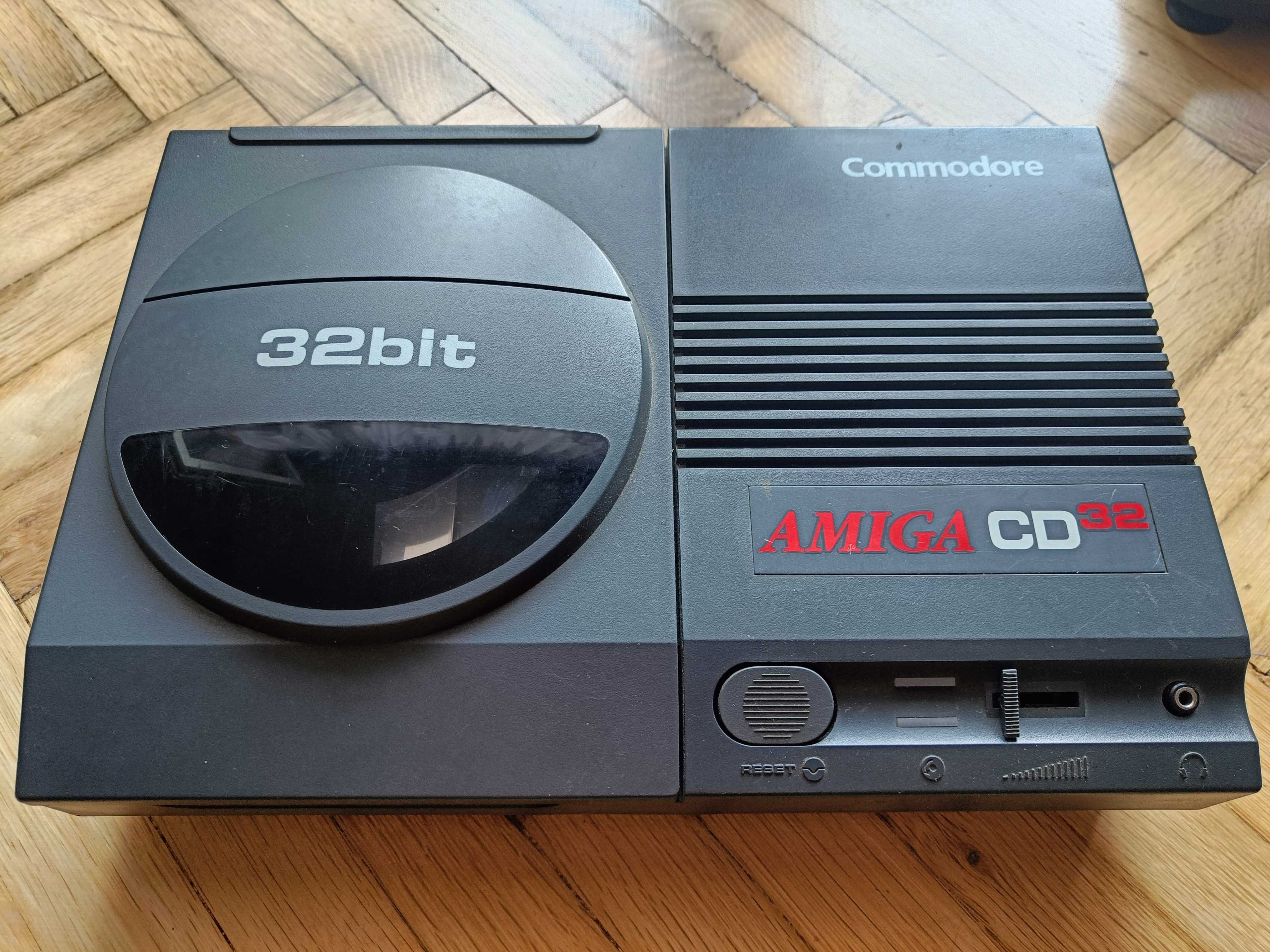Amiga CD32 z kontrolerem i 2 joystickami - świąteczna obniżka ceny