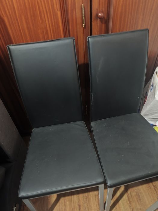 Mesa de vidro e cadeiras