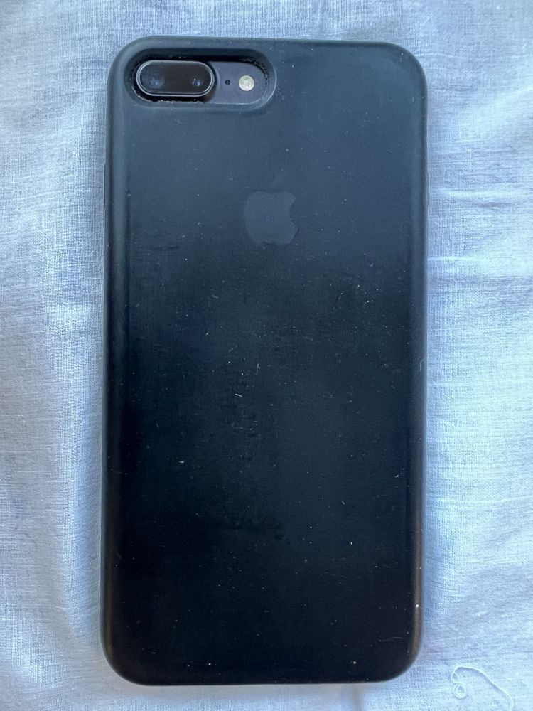 ІIPhone 7+ в оригинальном чехле.