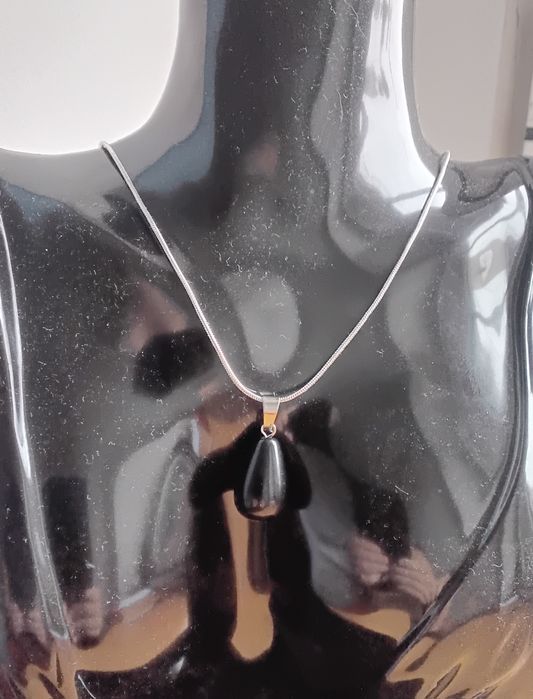 Fio de  prata com pingente em lágrima de obsidiana