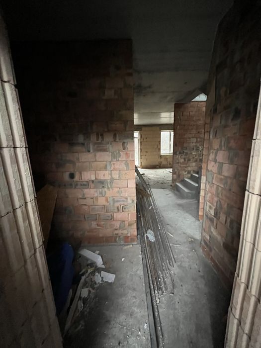 Дуплекс поруч з лісом та з великою ділянкою