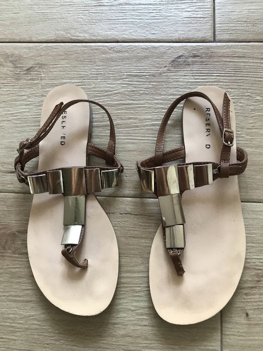 Sandały Reserved ze złotymi blaszkami rozmiar 36