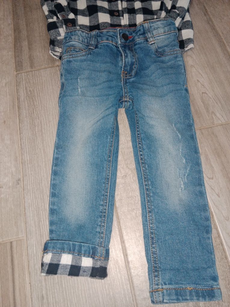 Spodnie dżinsowe wraz z koszulą w kratę
