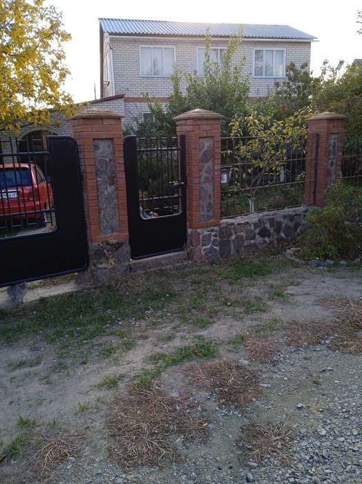 будинок  з цокольним етажем літня кухня, господарчі споруди