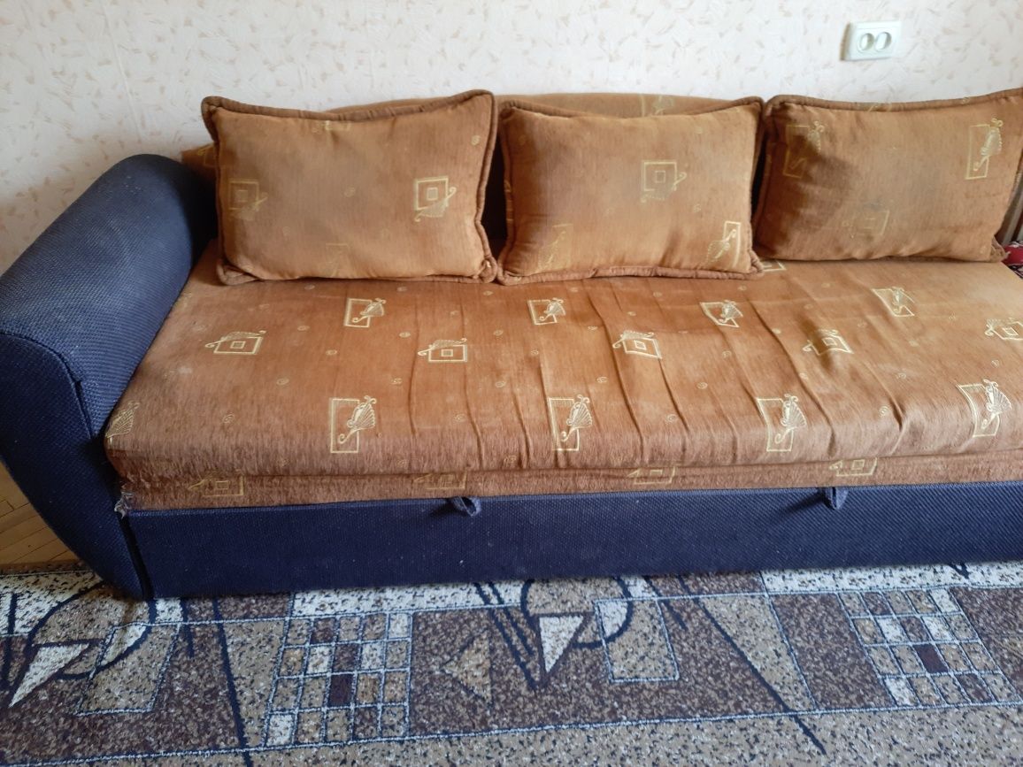 Диван б/у в хорошому стані позкладнийй