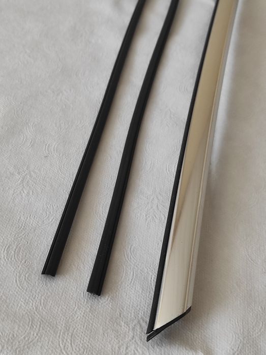 Уплотнитель БМВ е38,передний, новый, на хром модинг