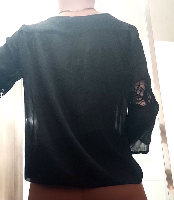 Bluzeczka czarna z tiulu z ozdobnym wykończeniem M