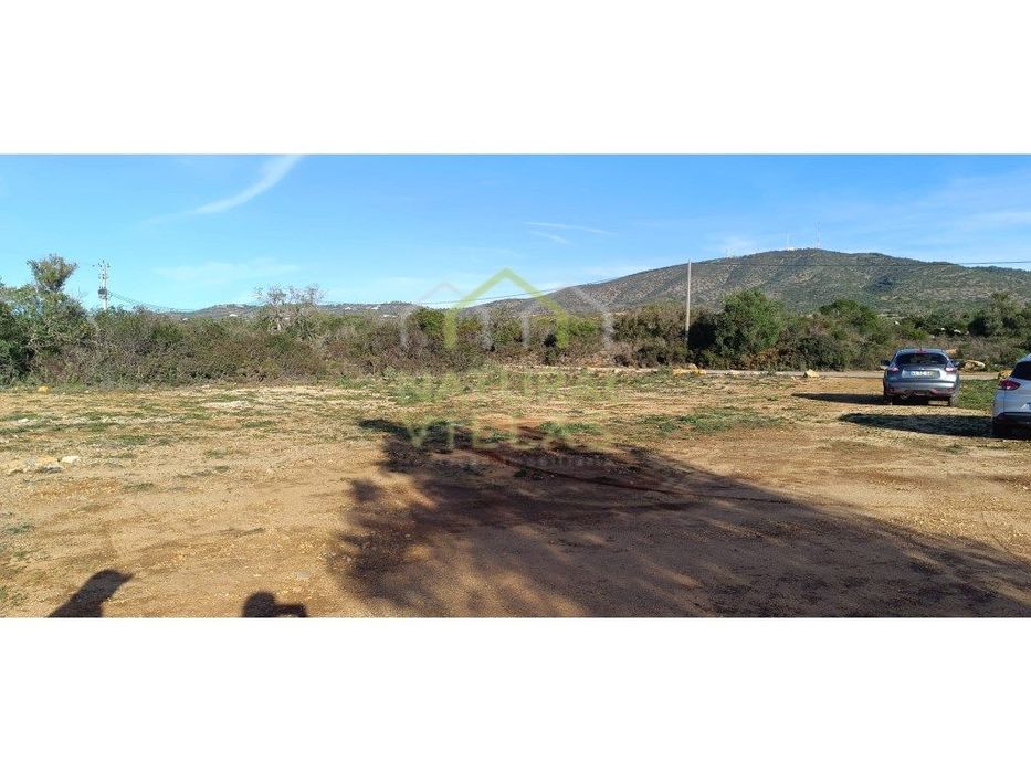 Terreno plano junto a estrada alcatroada em Quelfes, Olhão