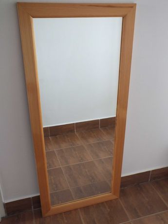 lustro w drewnianej oprawie