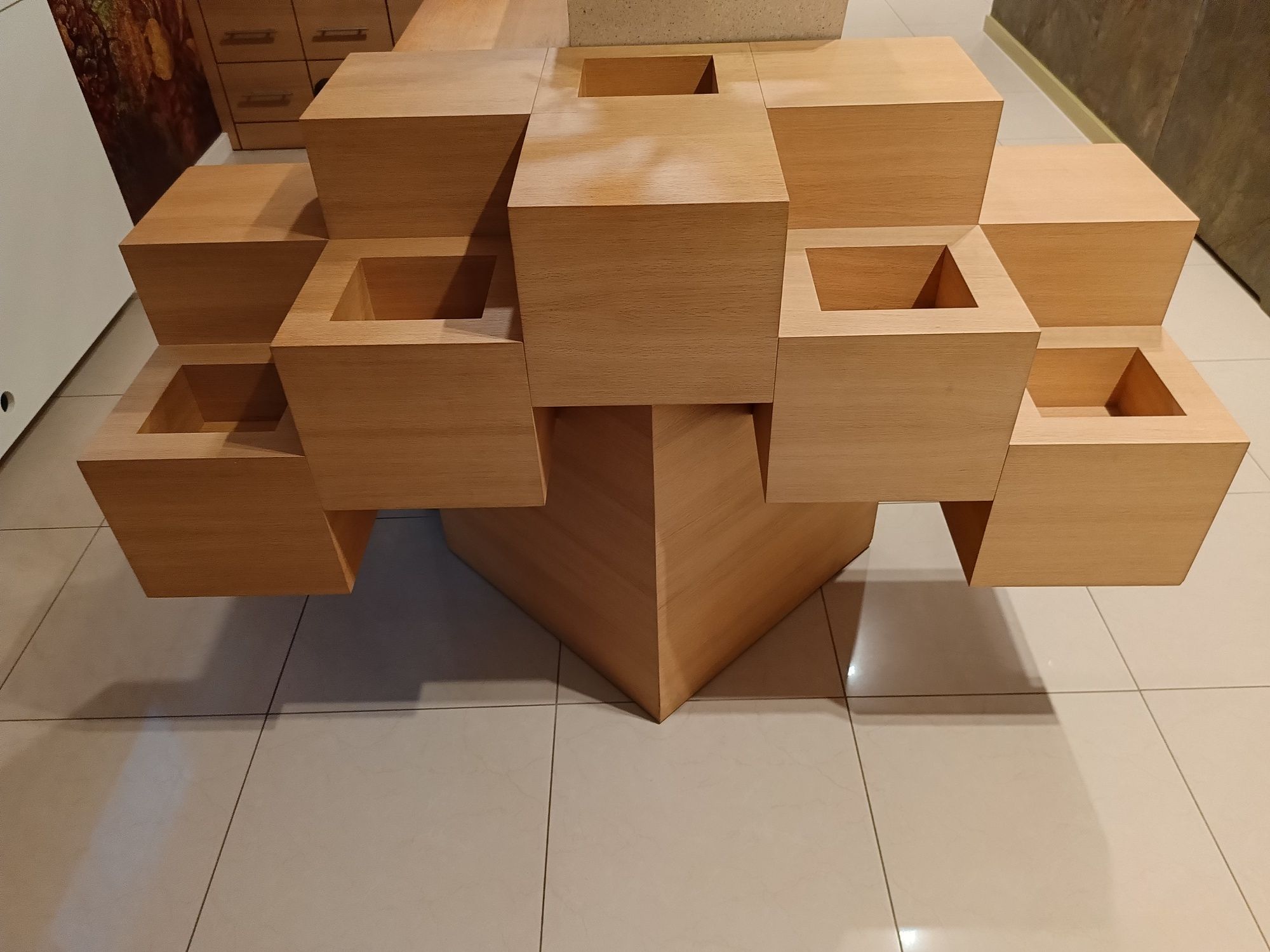 Asymetryczne półki, ozdobne drewniane meble