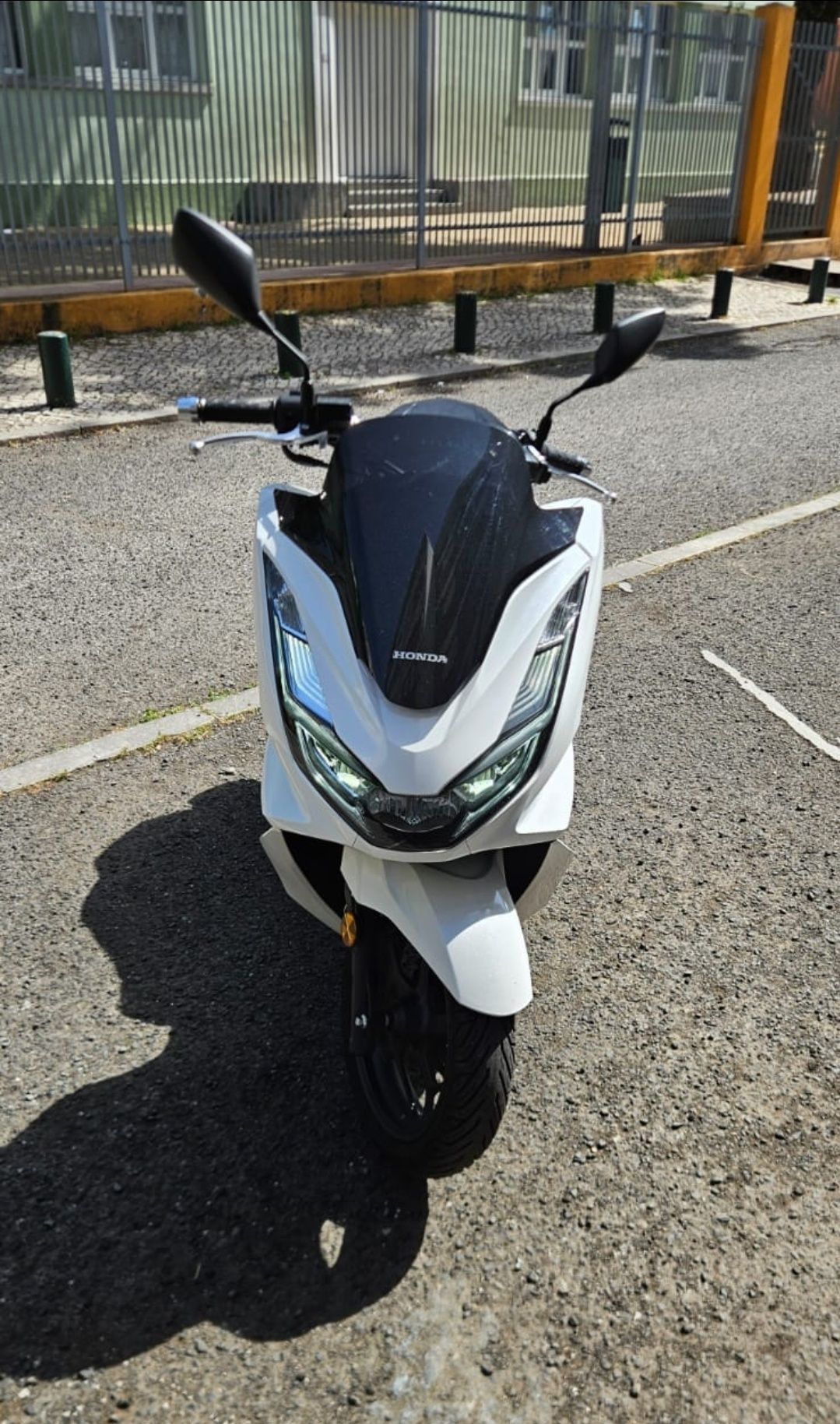 Mota PCX 125 oferta de capacete