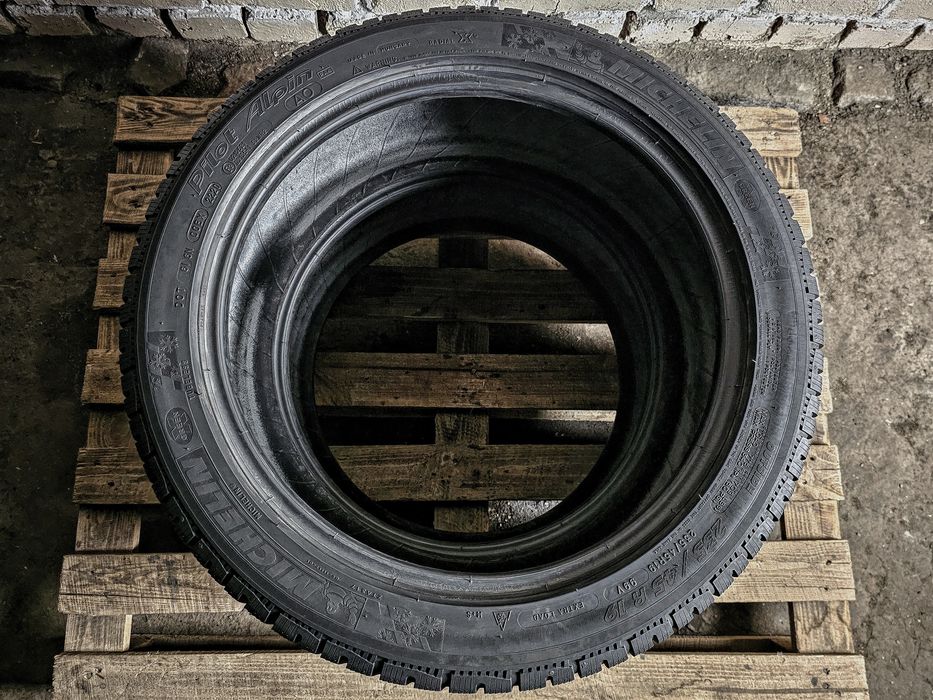 Зимова пара 235/45r19 Michelin | 6mm | 2020 | Hungary | Преміум шини