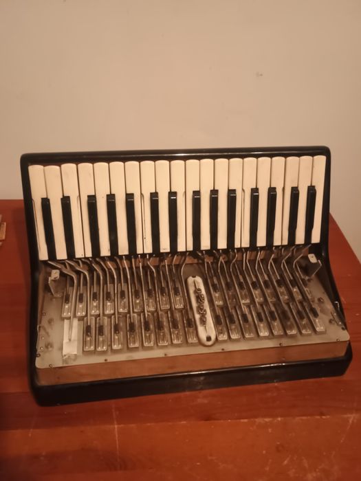 Akordenon Weltmaister Amigo 80 bas korpus strona melodyczna