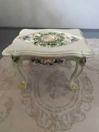 Красивый антикварный стол с росписью и декором