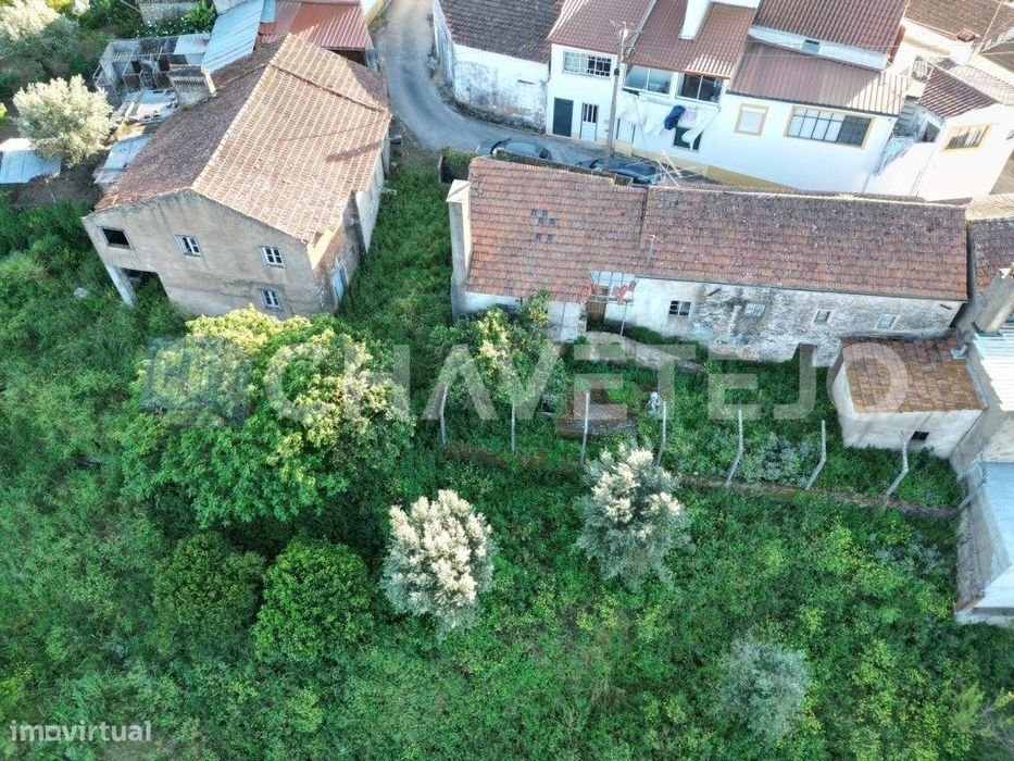2 Casas de habitação com terreno em aldeia próxima de bons acessos.