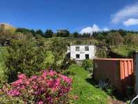 Casa independente de pedra à venda na ilha das Flores com áreas verdes