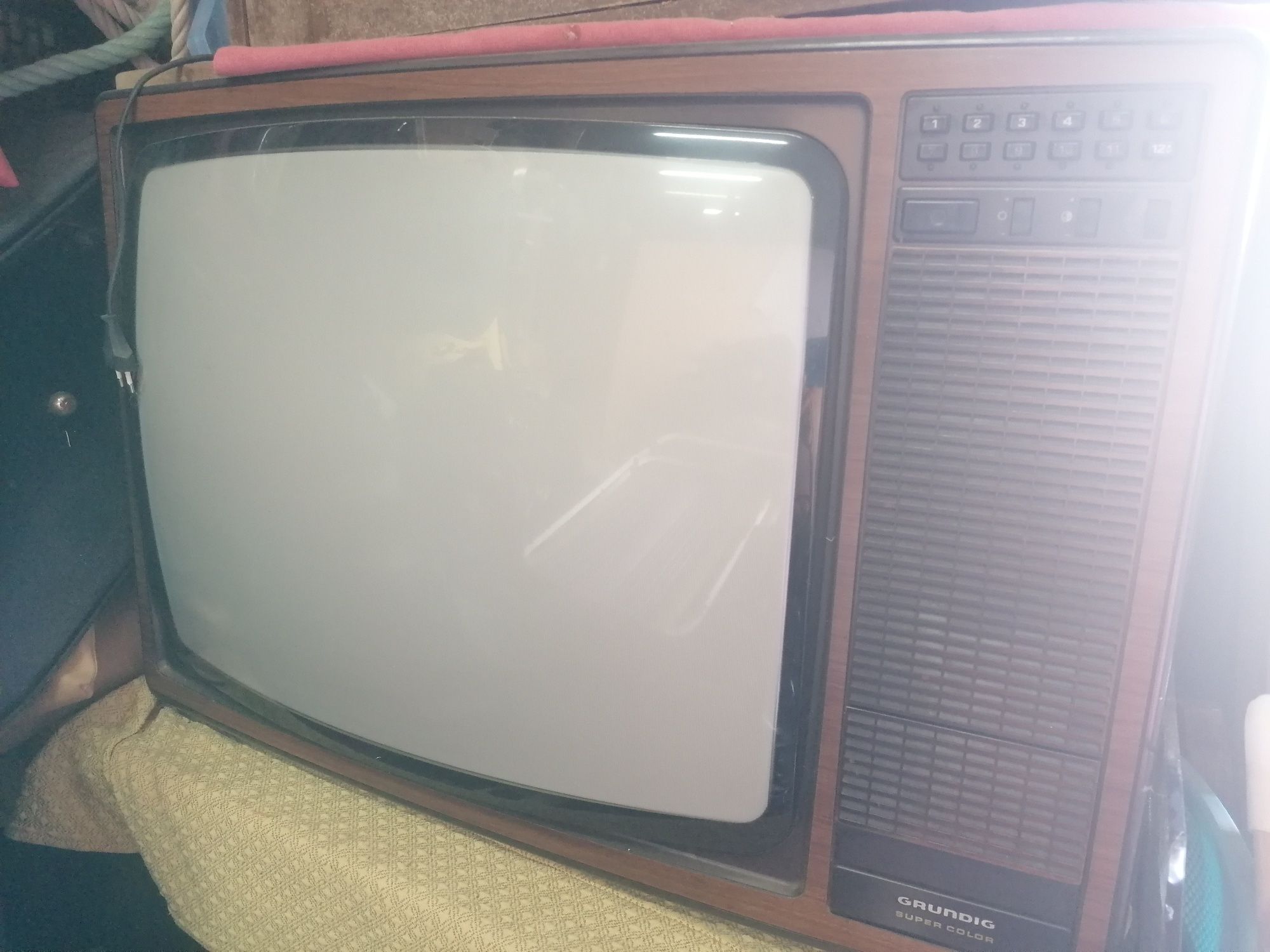 Televisão década de 80 a funcionar