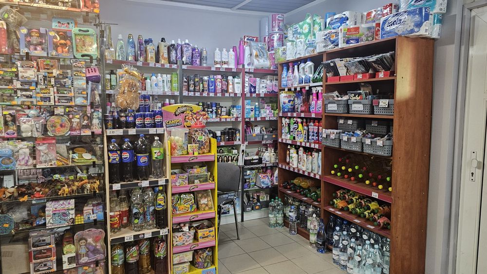 Lokal do wynajęcia w środku osiedla, sklep spożywczy.