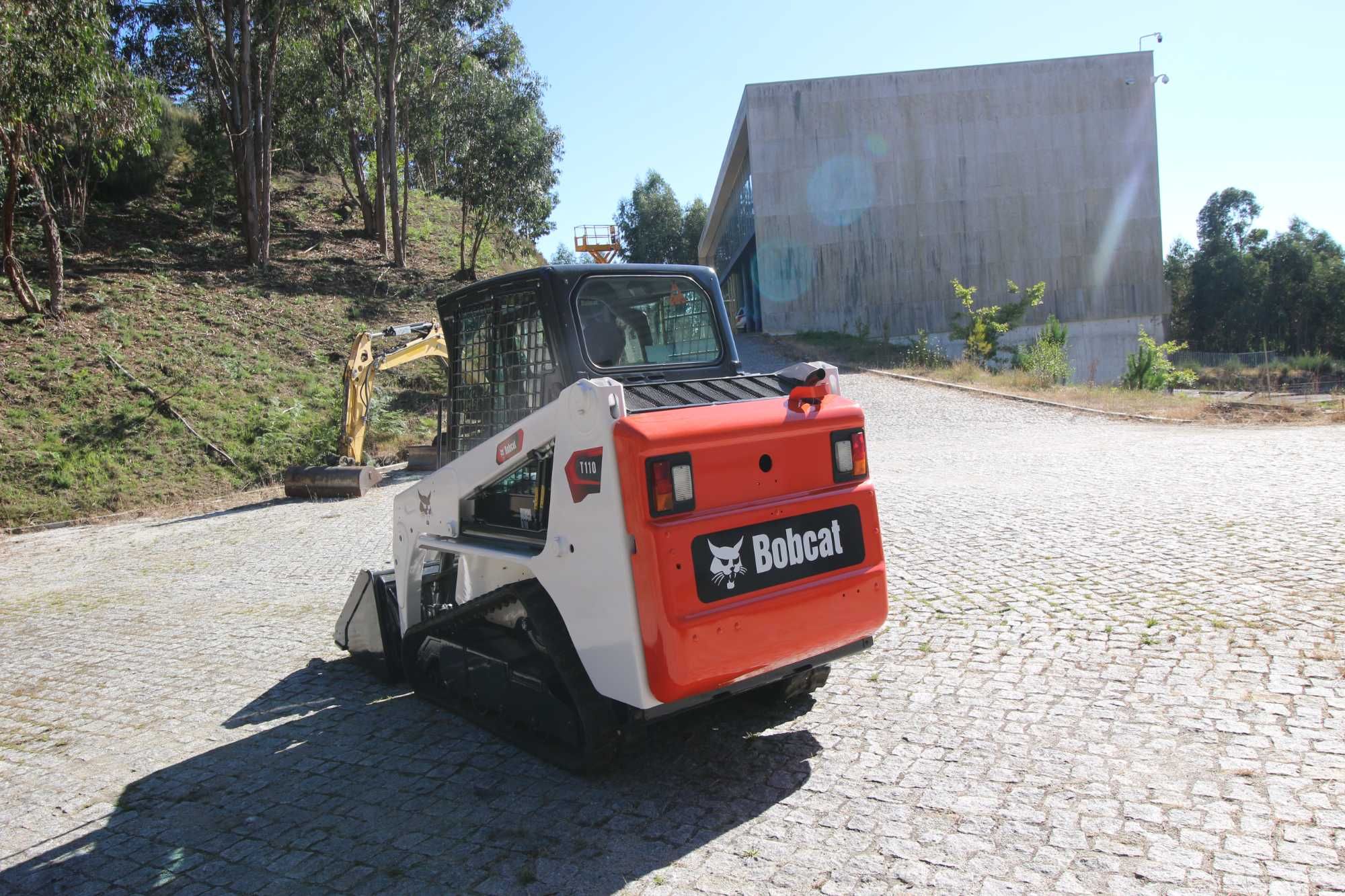Mini Pá Carregadora Bobcats T110 todo terreno como nova