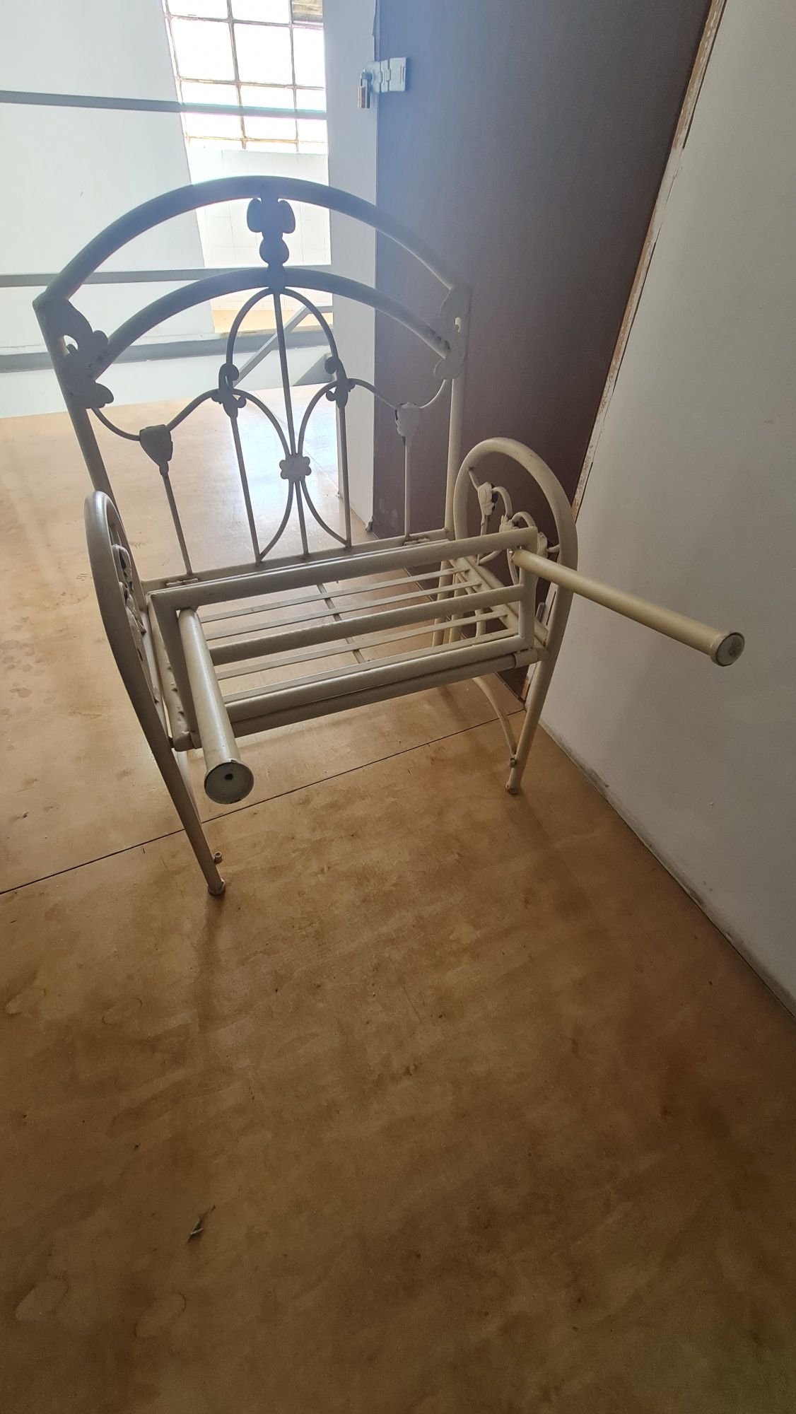 Cadeira antiga em metal, articulada