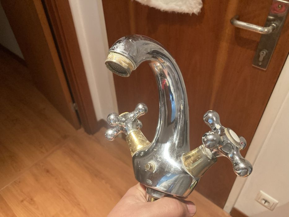 Torneiras lavatorio marca valadares