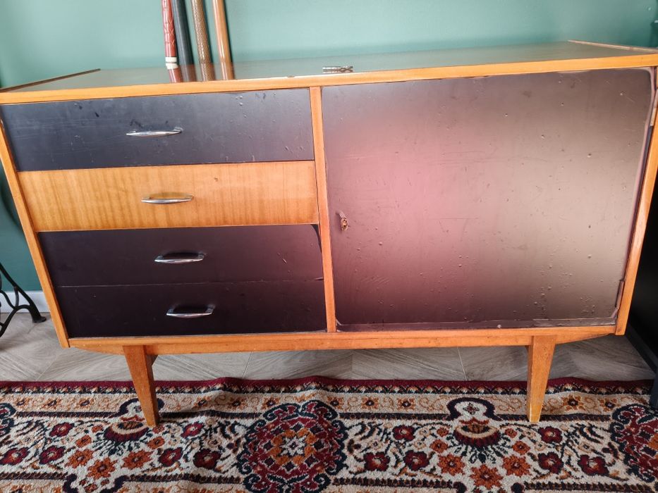 Komoda PRL oklejona