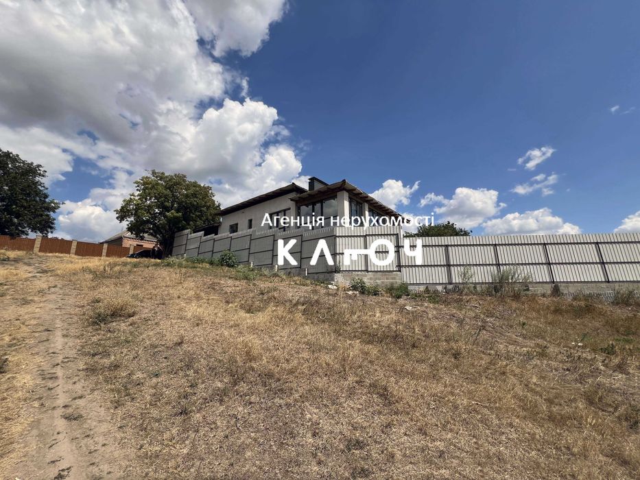 Продам сучасний будинок в мальовничому місці.