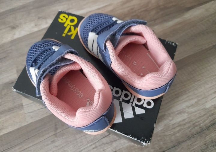 Buty sportowe Adidas rozmiar 22 super lekkie, wkładka 13,5cm