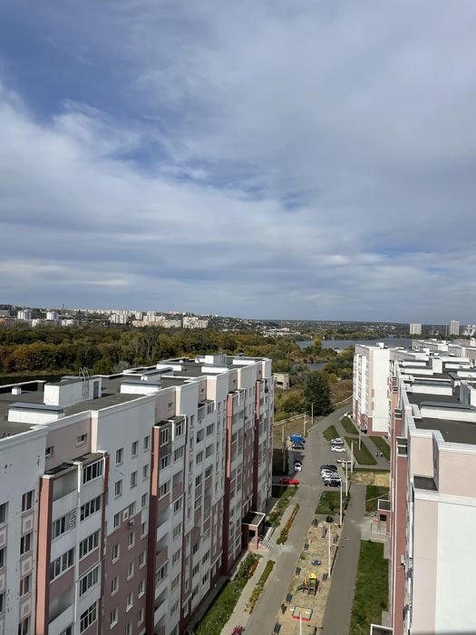 Продам дворівневу з чорновим ремонтом м. Академіка Павлова