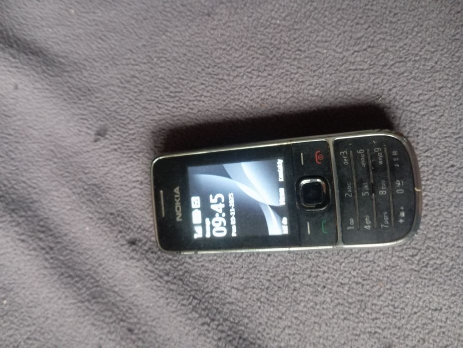 Nokia   2700. ..