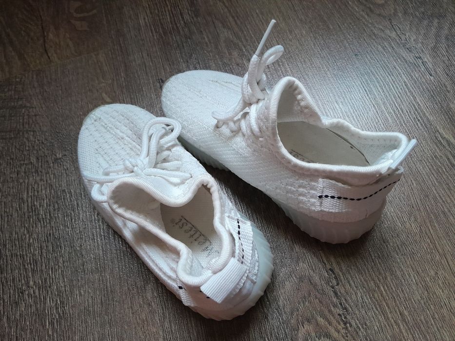 Дитячі кросівки 26 р.